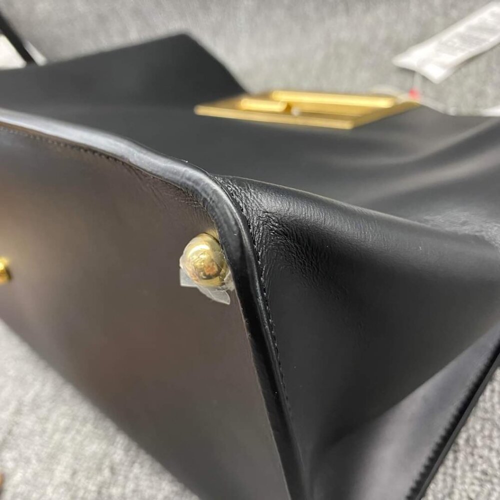 100% Authentic Fendi Leather Shoulder Bag - Picture 7 of 12